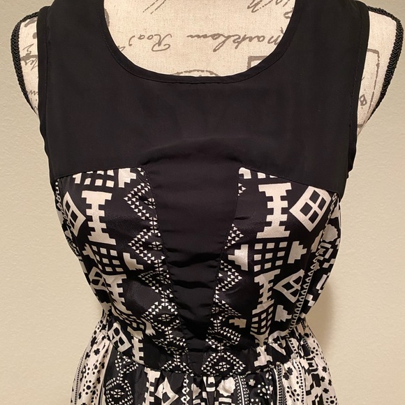 ON SALE‼️ Tribal Print Dress - Picture 4 of 5